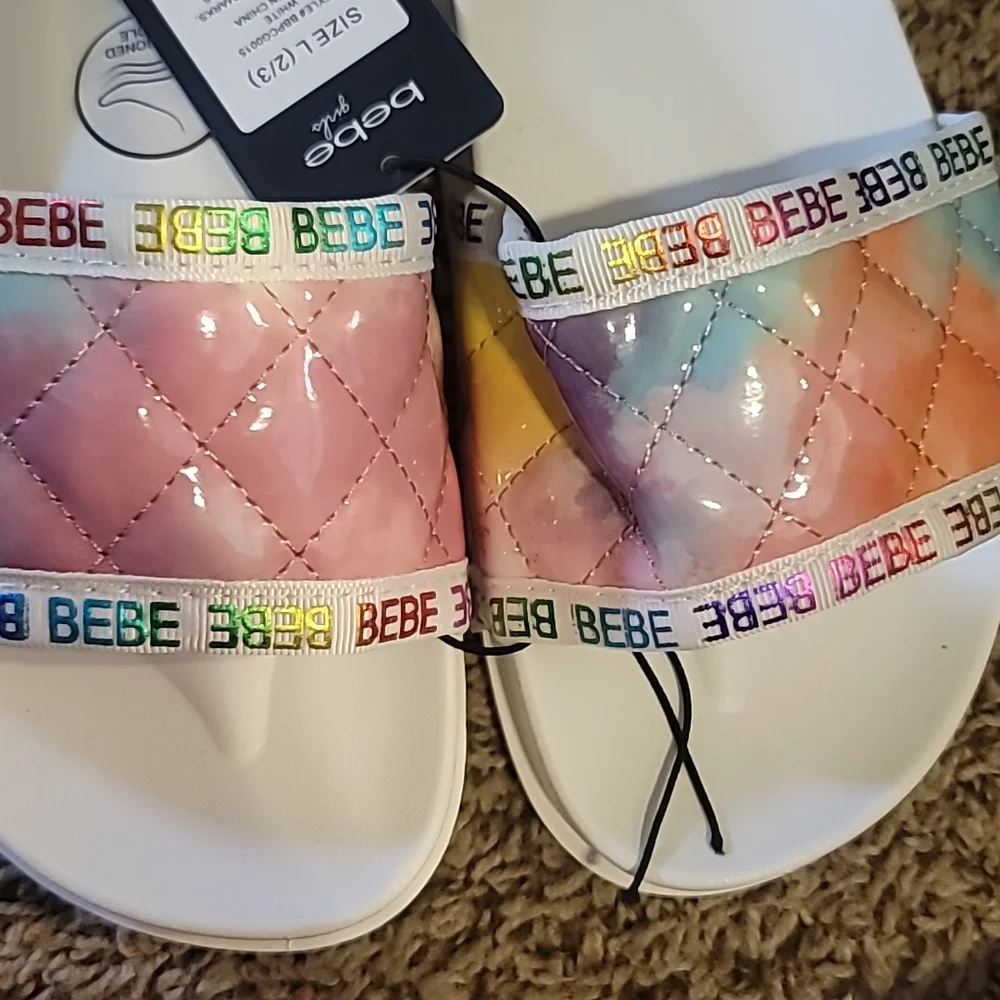 BEBE GIRLS QUILTED LOGO SLIDE/SANDAL: WHITE W/ TIE DYE: NWT: SZ L (2/3)